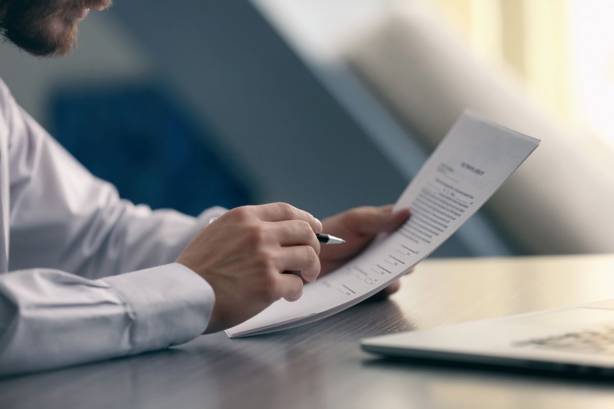 Fai Subito Domanda, Dall'Inps Arriva L'Aiuto Economico Fino A 1300 Euro Ma Serve Un Requisito 5 Uomo Legge Documento