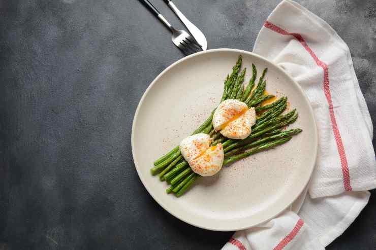 Asparagi Verdi Con Uova Camicia Su Un Piatto 1