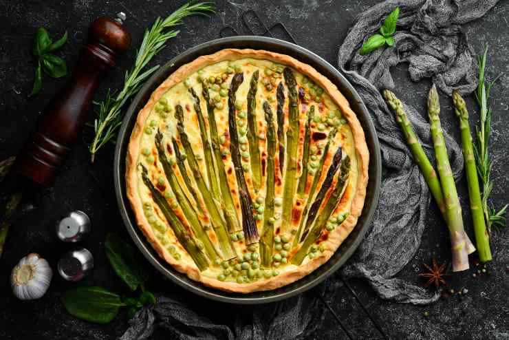 Crostata Di Pasta Sfoglia Con Asparagi E Spezie Cibo Sano Vista Dall Alto Spazio Libero Per Il Testo 1