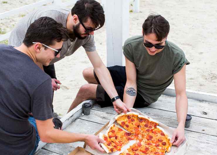 Gruppo Di Persone Felici Con Pizza Riposo 1