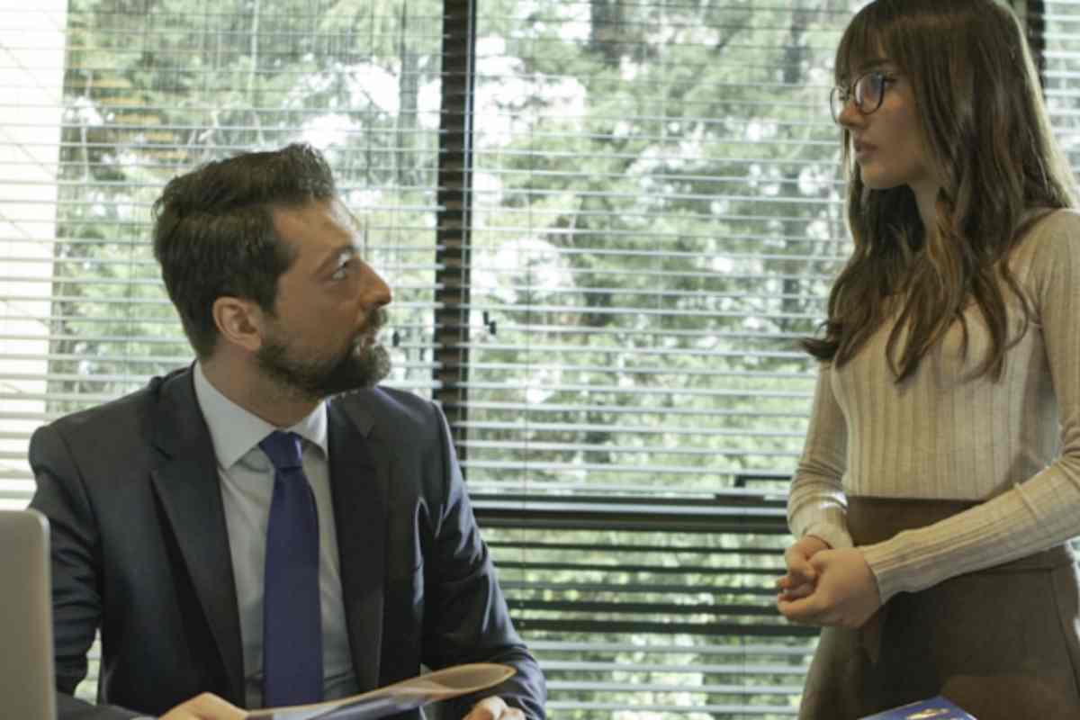 Forbidden Fruit, Vendetta In Arrivo: Ender Scatena L’inferno, Alihan Svela Il Lato Oscuro Di Halit. Le Anticipazioni 5 Mercoledì 9 Luglio La Trama Si Fa Più Emotiva E Complessa. Zeynep Trova Un Fazzoletto Di Alihan E Decide Di Fargli Un Regalo