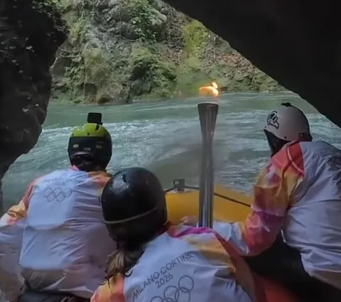La Fiamma Olimpica ha attraversato la Cascata delle Marmore: storica discesa tra le rapide del Nera