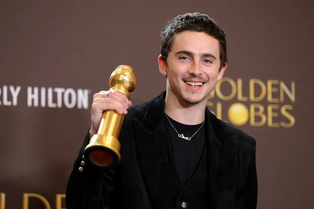 Timothée Chalamet ottiene il primo Golden Globe per Marty Supreme e dedica il successo a Kylie Jenner