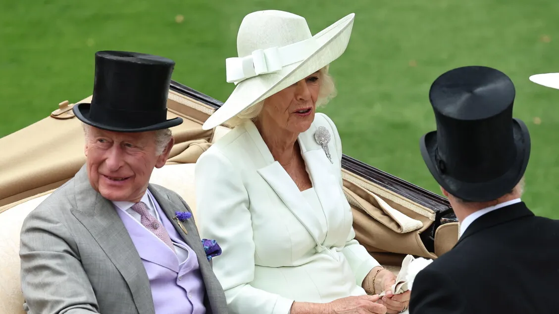 Carlo e Camilla lasciano Buckingham Palace: polemiche in corso