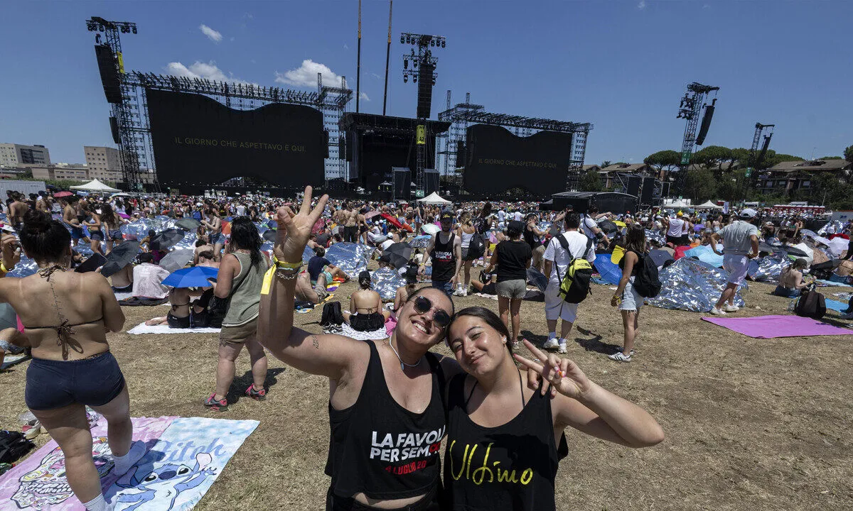 Ultimo in concerto: la spianata di Tor Vergata a Roma si riempie di colori
