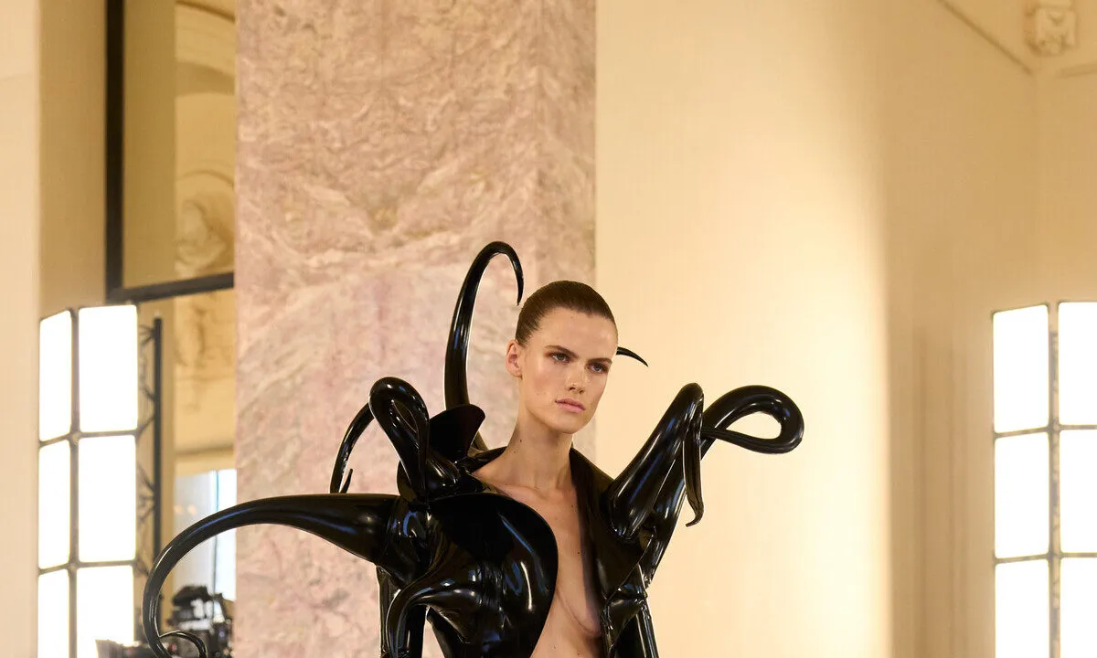 Schiaparelli presenta a Parigi la sua creazione “donna-piovra”
