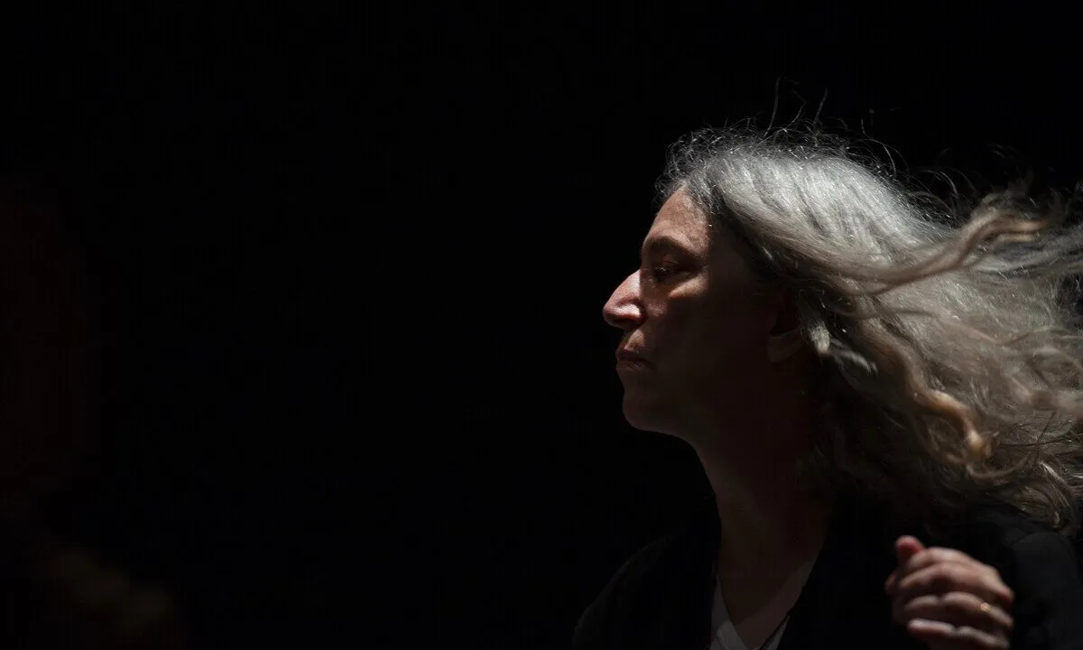 Patti Smith si esibisce a Milano per il cinquantesimo di Radio Popolare