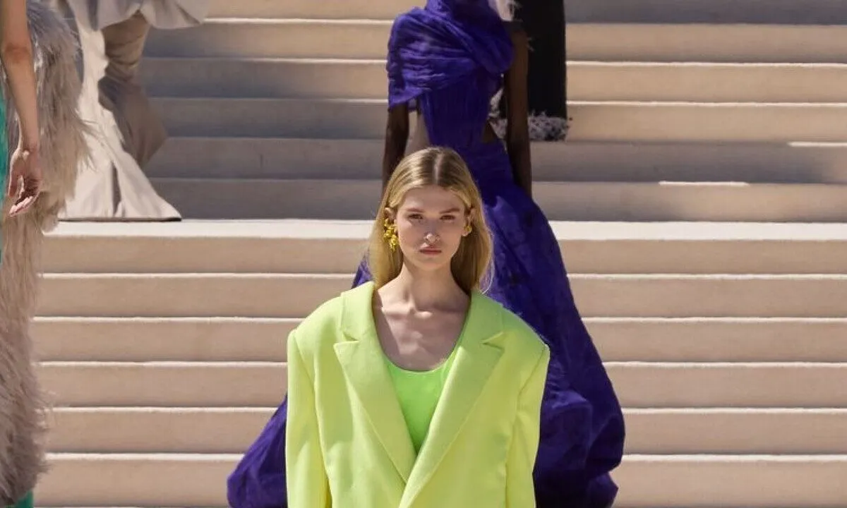 Piccioli presenta la sua couture per Balenciaga: volumi e colori innovativi
