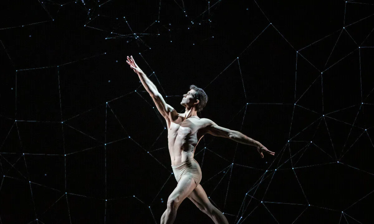 Roberto Bolle: a 51 anni continua a essere protagonista in scena