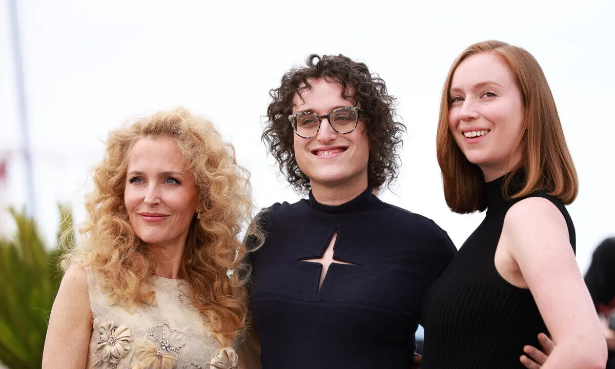 Gillian Anderson e Hannah Einbinder protagoniste di ‘Camp Miasma’ al Festival di Cannes