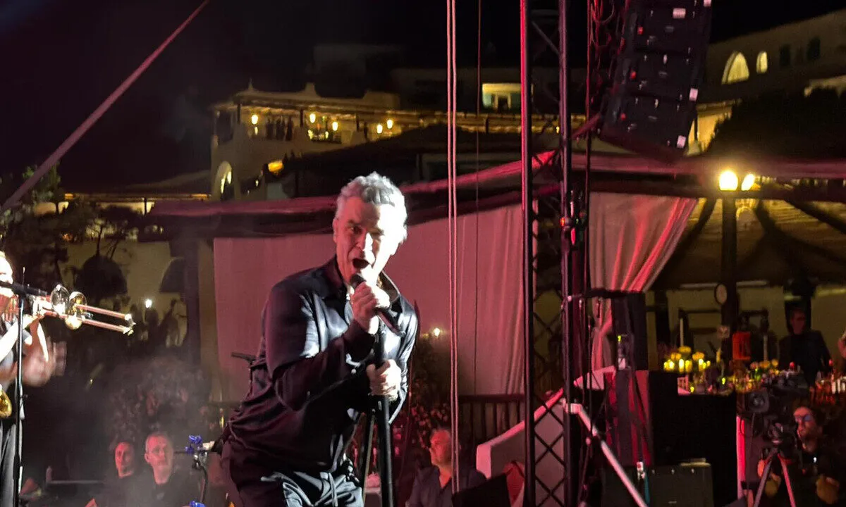 Robbie Williams incanta la Costa Smeralda: concerto a bordo piscina all’Hotel Romazzino