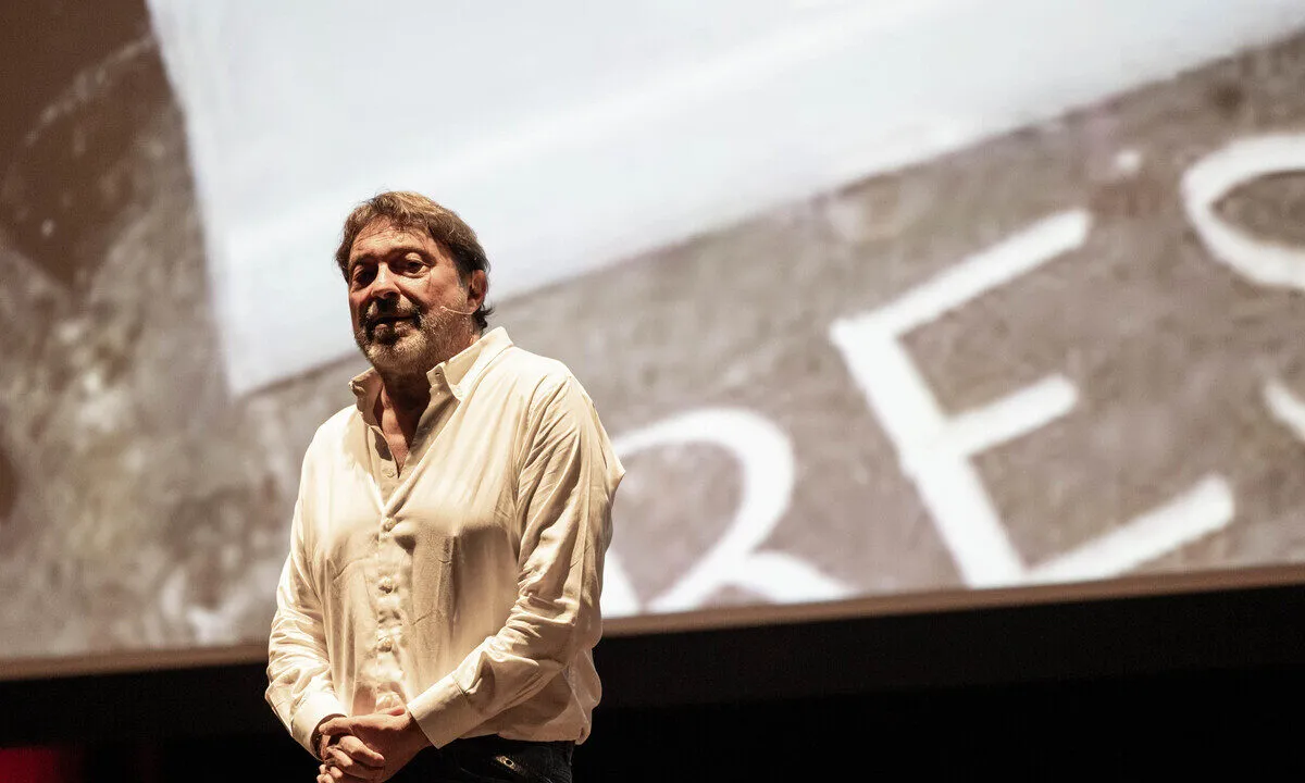 Sigfrido Ranucci presenta il suo libro ad Asiago: nuove polemiche e accuse di molestie