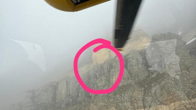 Alpinisti Bloccati Sulla Paret