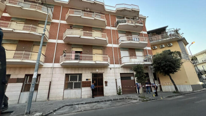 Bambino Di 5 Anni Cade Dal Bal