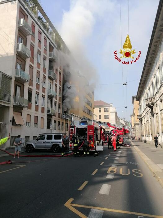 Incendio A Milano Fiamme In C