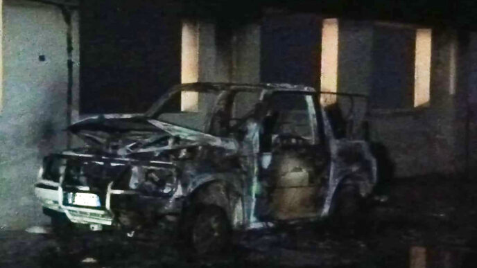 Incendio Distrugge Unauto Nel