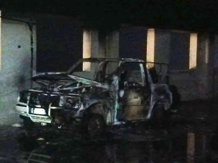 Incendio Distrugge Unauto Nel