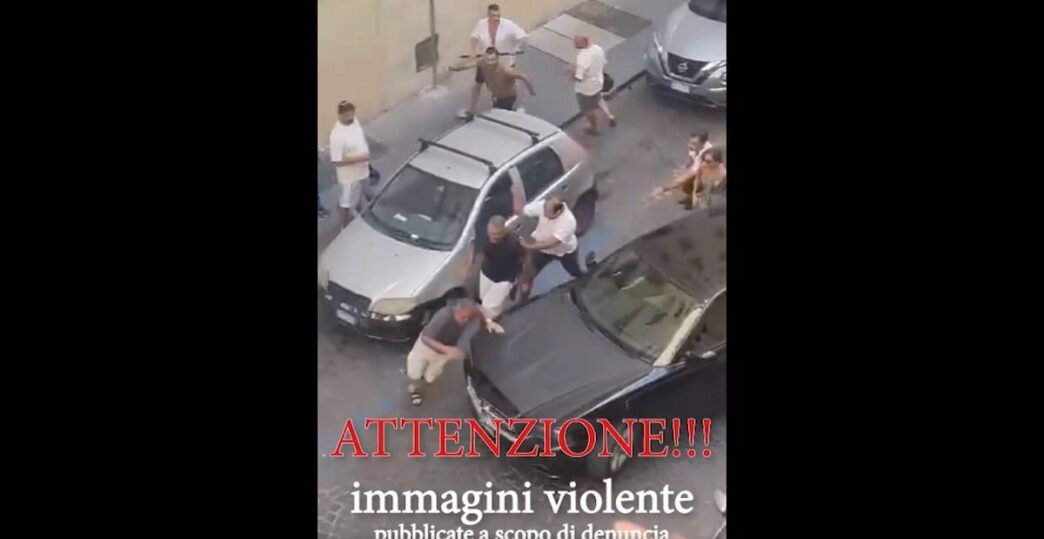 Mega Rissa Nel Centro Di Napol