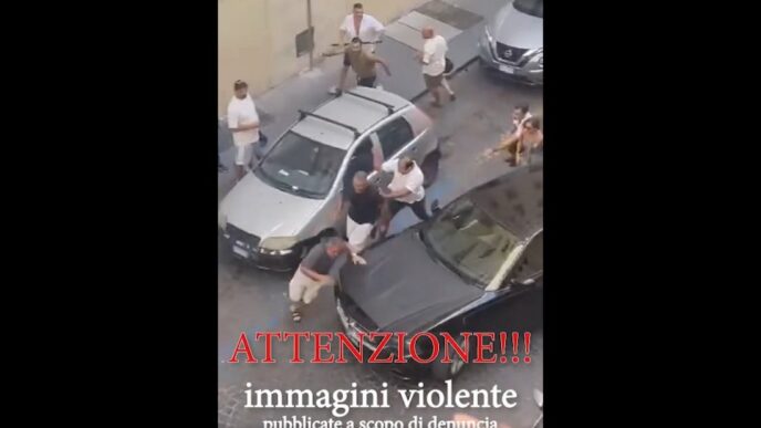 Mega Rissa Nel Centro Di Napol