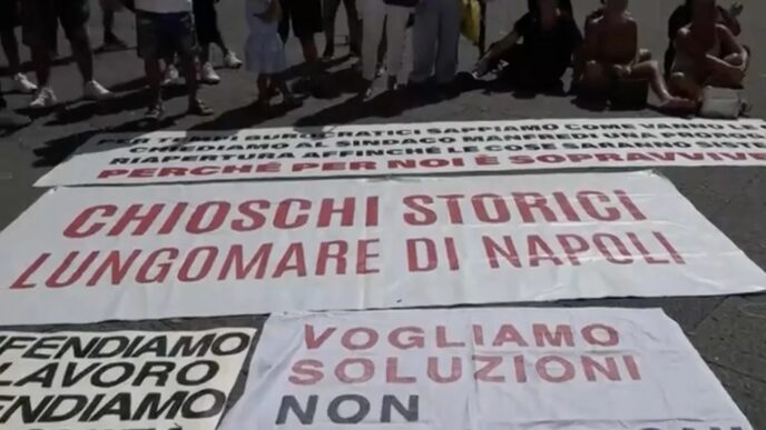 Napoli Chioschi Storici Sul L