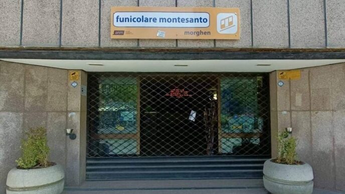 Napoli In Crisi Le Funicolari