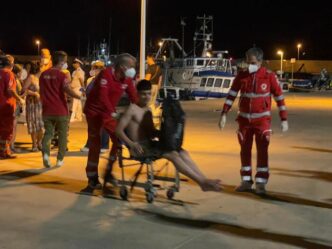 Sbarco Di Migranti Al Porto Di