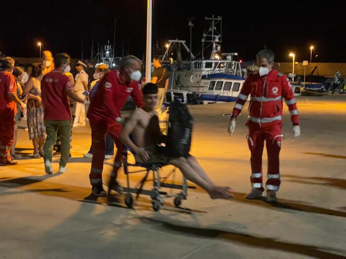 Sbarco Di Migranti Al Porto Di