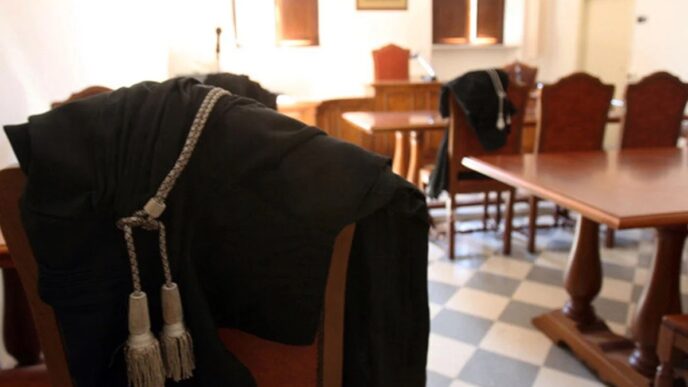 Arresto Di Un Avvocato A Giugl