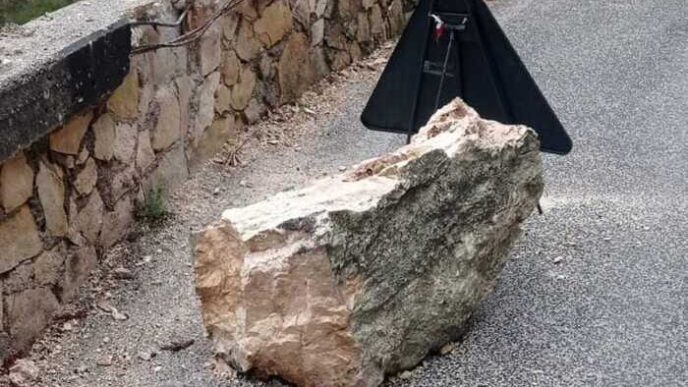 Caduta Masso Sulla Strada 479