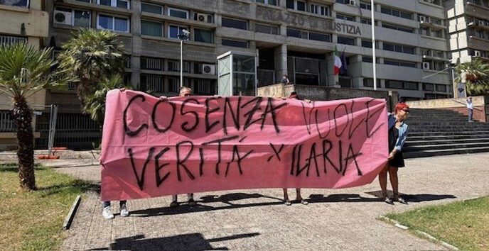 Cosenza Sit In Per Chiedere V