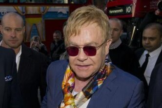 Elton John Affronta Una Grave
