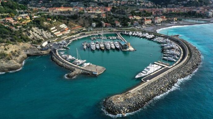 Incendio Nel Porto Di Cala Del
