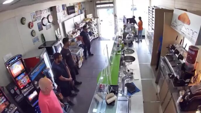 Napoli Rapina In Un Bar Un G