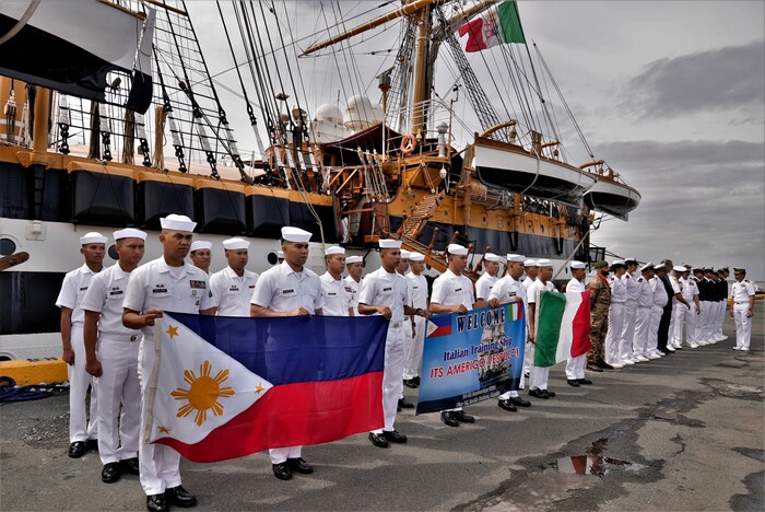 Nave Amerigo Vespucci Approda