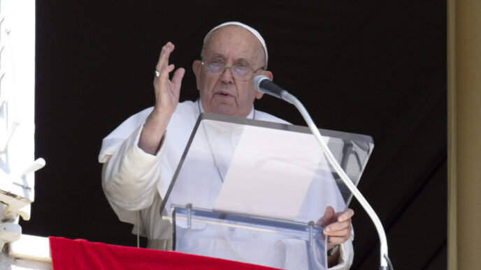 Papa Francesco Rinnova Lappel