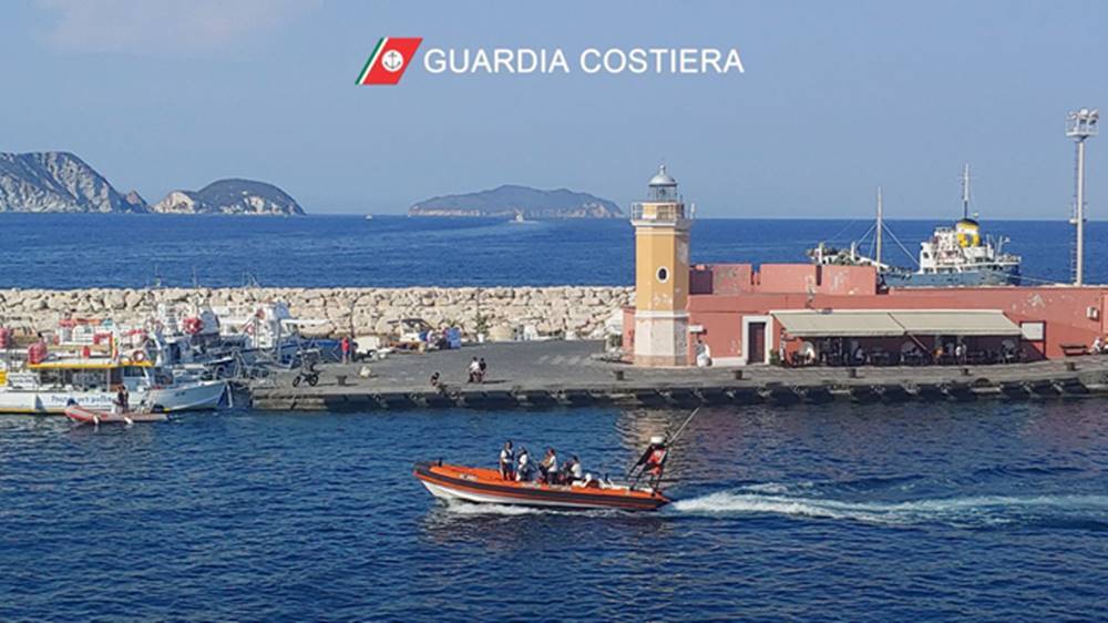 Ponte Di Ponza Due Turisti Te