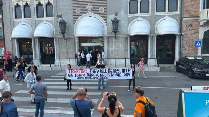 Protesta Animalista Alla Mostr