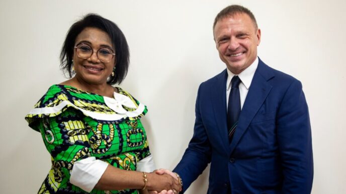 Collaborazioni Tra Italia E Re