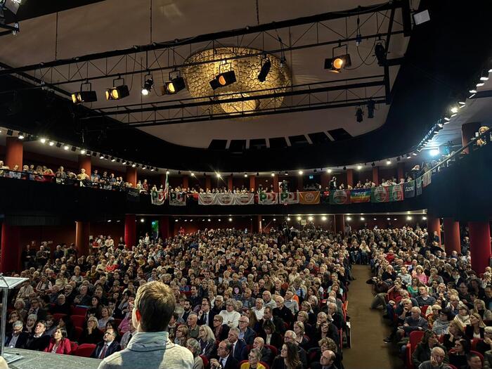 Elly Schlein Infiamma Il Teatr