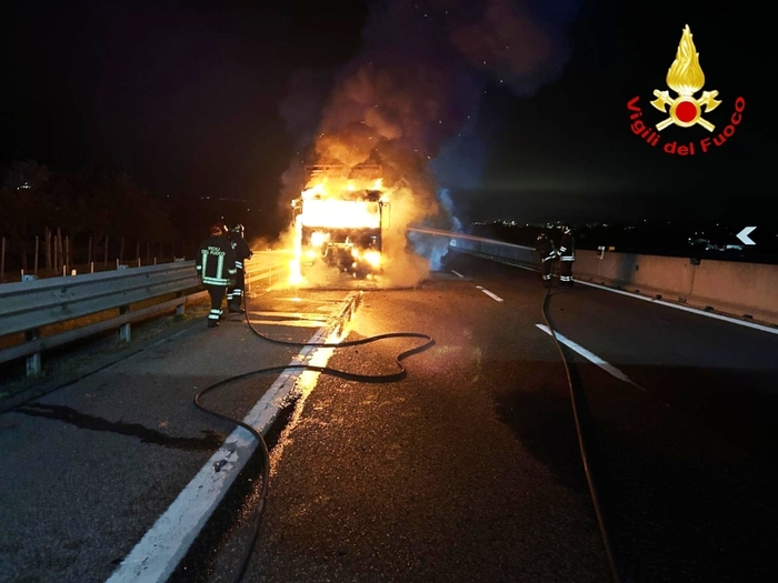 Incendio Distrugge Autocarro S