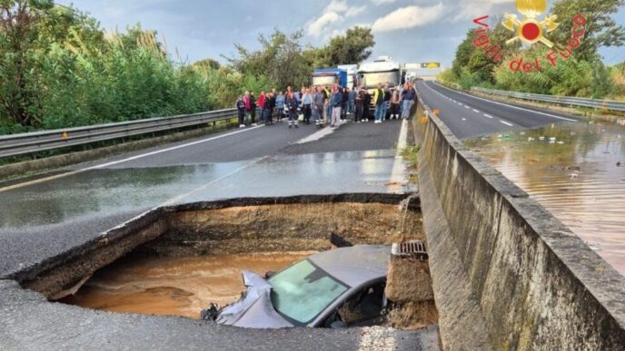 Maltempo In Calabria3A Auto Nel