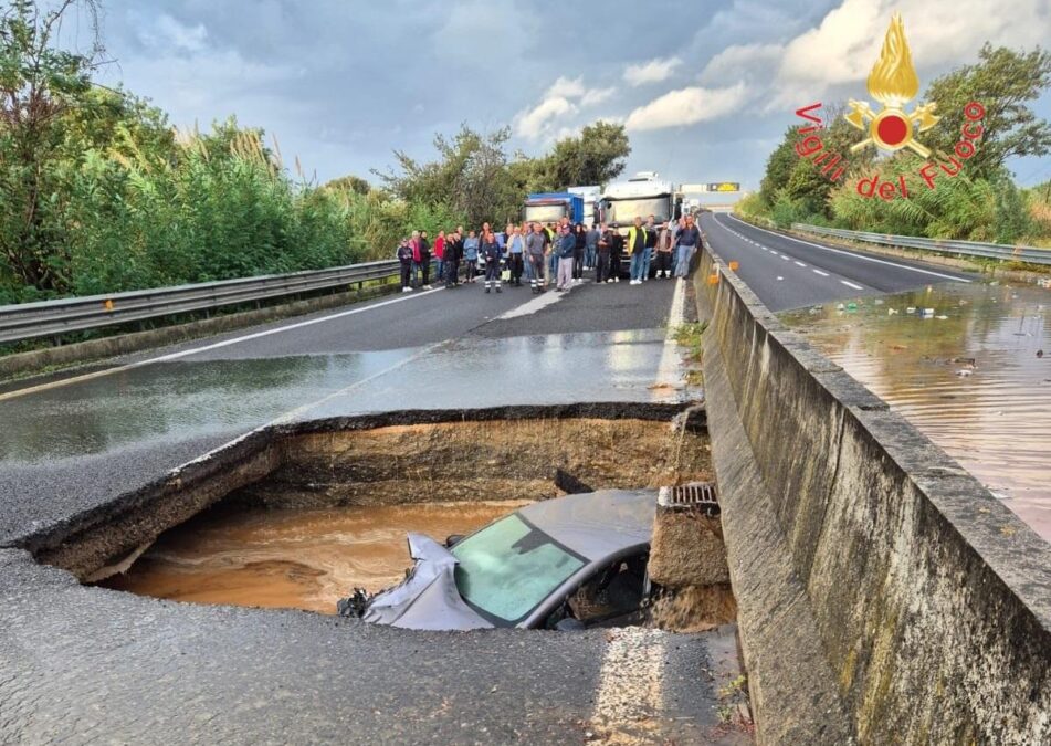 Maltempo In Calabria3A Auto Nel