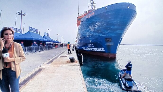 Nave Con 41 Migranti Attracca