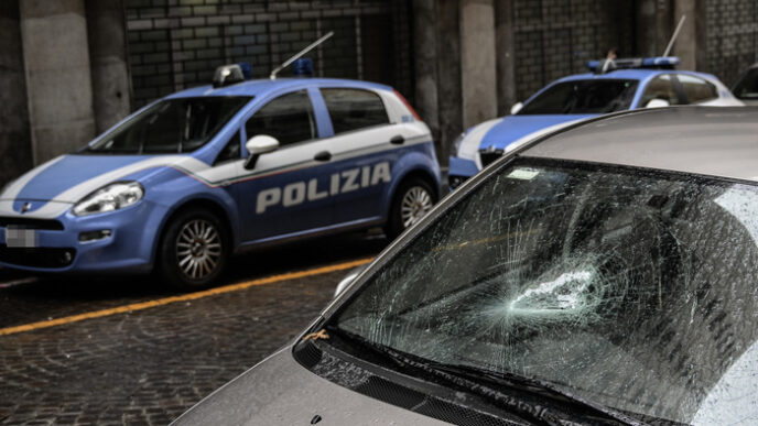 Sette Auto Danneggiate A Napol