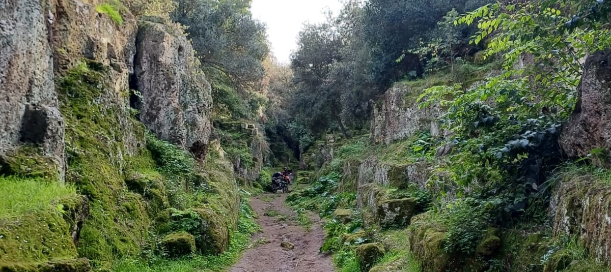 Sicurezza e tutela della necropoli di cerveteri: stop a bici e moto sulla via degli inferi Sicurezza e tutela della necropoli di cerveteri: stop a bici e moto sulla via degli inferi