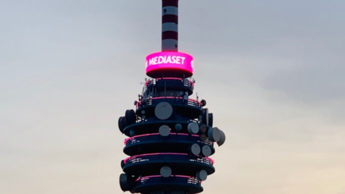 Torre Mediaset Si Illumina Di