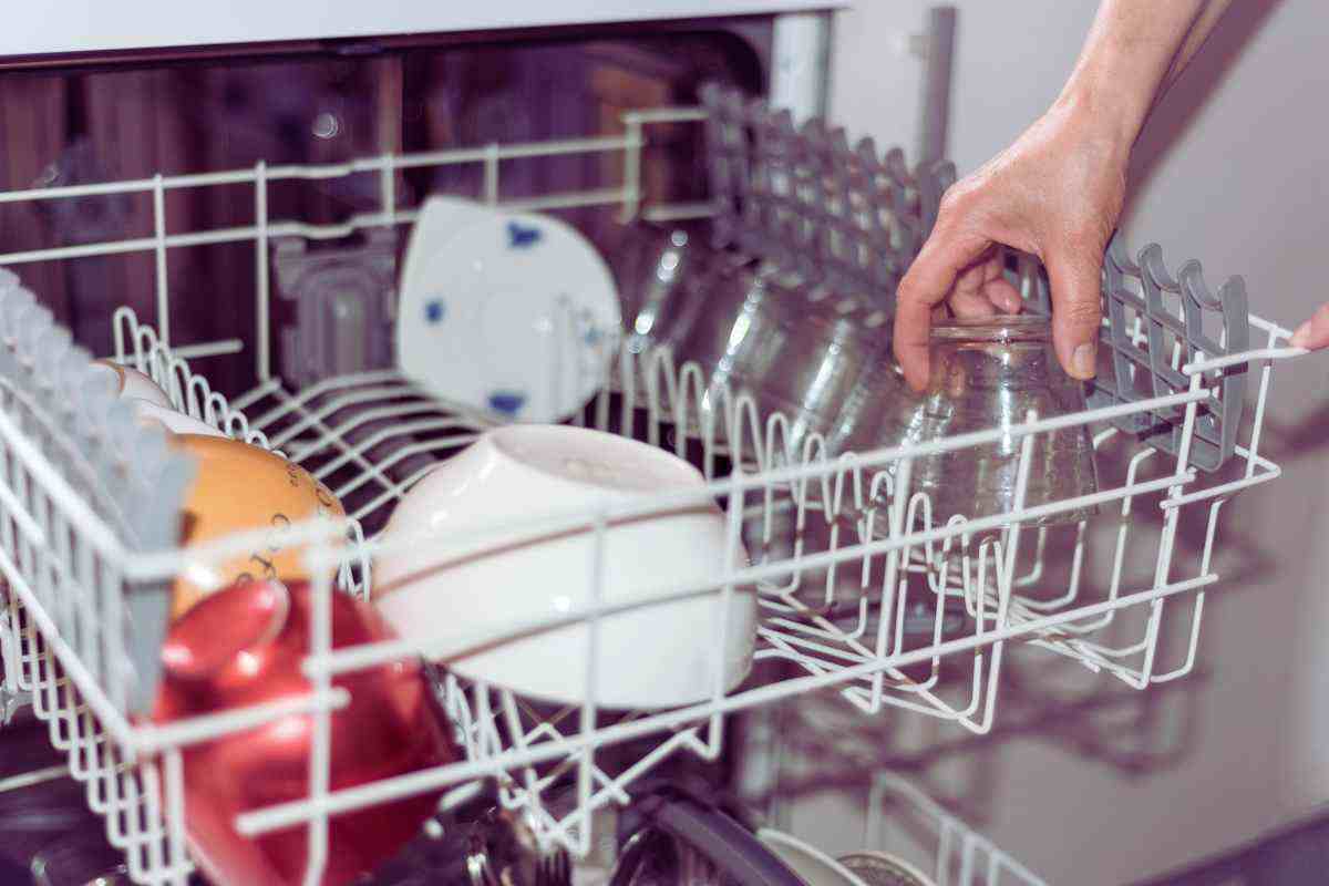 Se noti questi dettagli nella lavastoviglie potrebbe essere infestata da batteri: fai attenzione Se noti questi dettagli nella lavastoviglie potrebbe essere infestata da batteri: fai attenzione