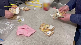 Blocco Di 15 Persone Dalla Gua