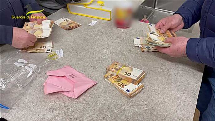 Blocco Di 15 Persone Dalla Gua