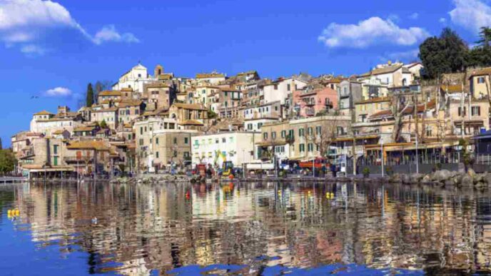 Borgo Pittoresco Situato Sulle Rive Del Lago Di Bracciano